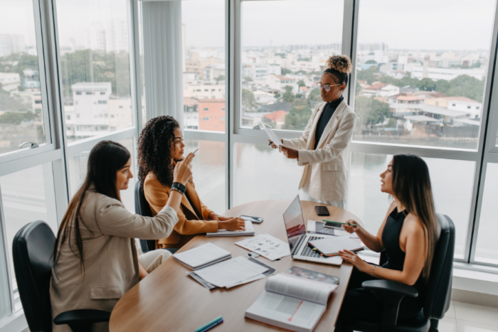Persone che lavorano con serenità